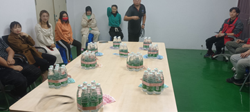 這家公司真土豪，套圈竟用現金當禮品！